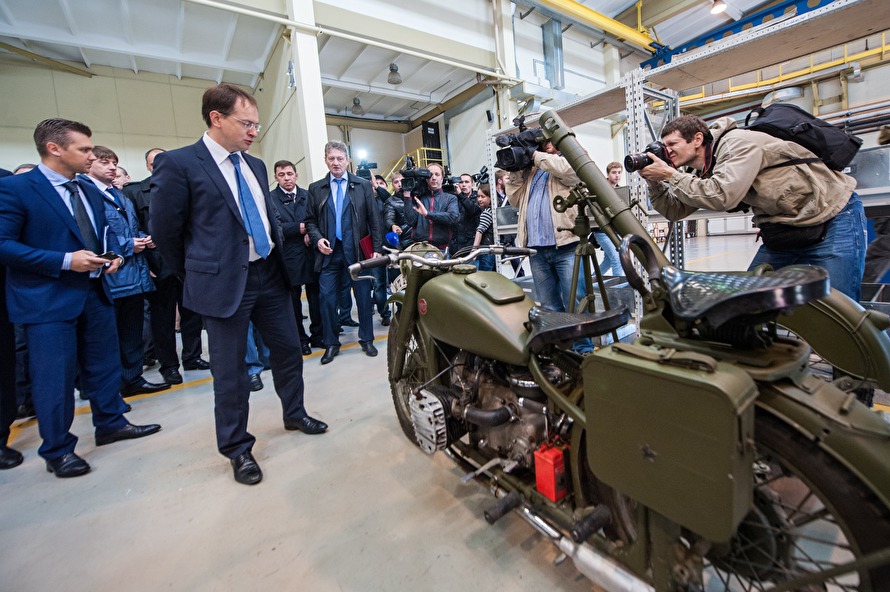 В июле 2015 года Владимир Мединский и вице-премьер Дмитрий Рогозин провели на Среднем Урале с участием руководства региона и руководителей крупных бизнес-структур заседание Российского военно-исторического общества. Нынешний повод посетить регион у главы минкульта выдался не столь помпезным В июле 2015 года Владимир Мединский и вице-премьер Дмитрий Рогозин провели на Среднем Урале с участием руководства региона и руководителей крупных бизнес-структур заседание Российского военно-исторического общества. Нынешний повод посетить регион у главы минкульта выдался не столь помпезным