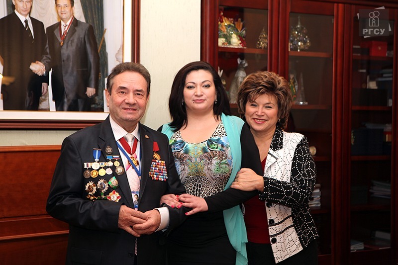 Слева направо: консультант докторанта Владимира Мединского, ректор РГСУ до 2012 года академик Василий Жуков, его дочь, ректор РГСУ в 2012-2014 годах Лидия Федякина и жена, первый проректор РГСУ Галина Жукова Слева направо: консультант докторанта Владимира Мединского, ректор РГСУ до 2012 года академик Василий Жуков, его дочь, ректор РГСУ в 2012-2014 годах Лидия Федякина и жена, первый проректор РГСУ Галина Жукова