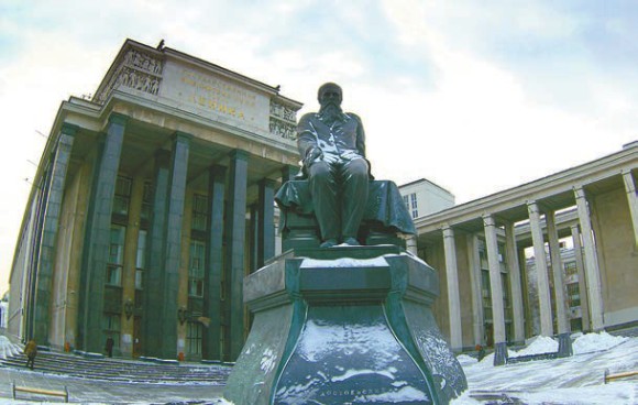 Кажется, недаром перед РГБ поставили памятник автору романа «Преступление и наказание». Фото Adam Baker, wikimedia.org
